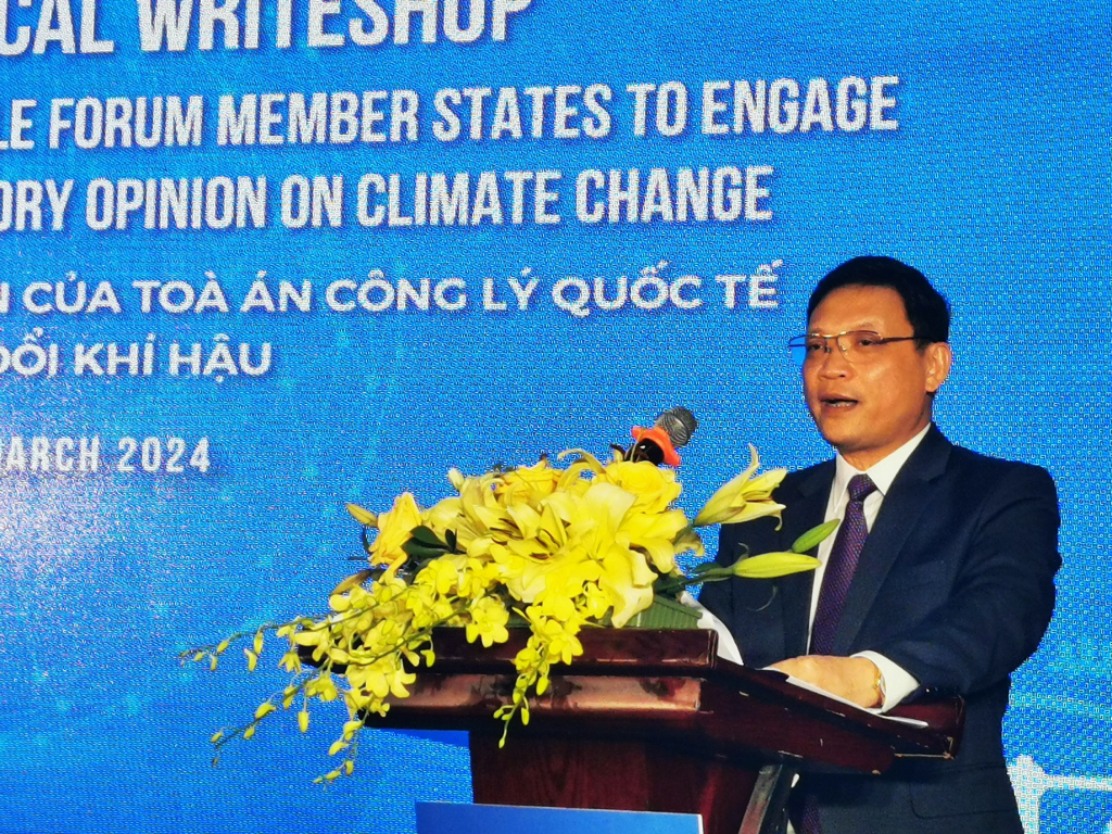 Ông Nghiêm Xuân Cường, Phó Chủ tịch UBND tỉnh Quảng Ninh, phát biểu chào mừng hội thảo.