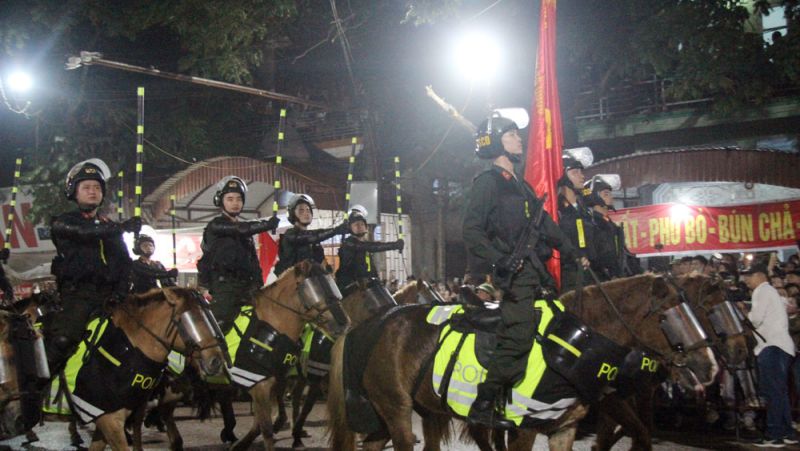 Đo&agrave;n Cảnh s&aacute;t cơ động kỵ binh diễu h&agrave;nh tr&ecirc;n tuyến đường gần Khu di t&iacute;ch lịch sử Ho&agrave;ng Hoa Th&aacute;m.