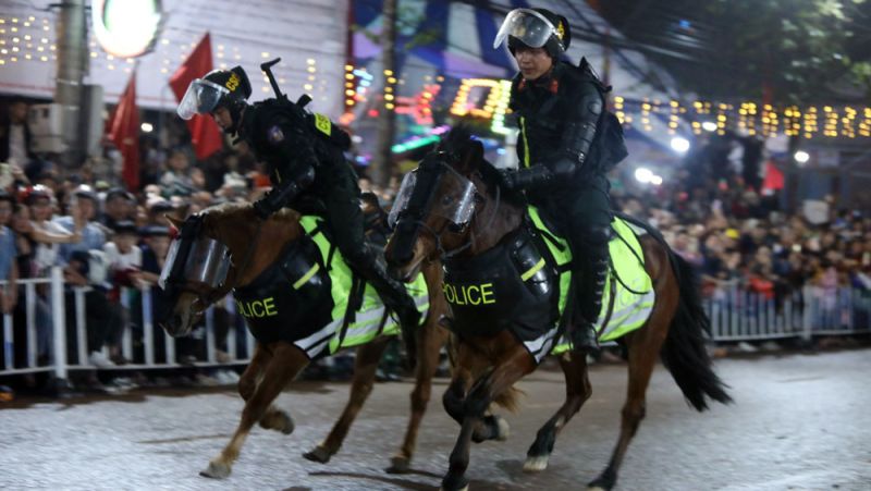 Đo&agrave;n Cảnh s&aacute;t cơ động kỵ binh điều khiển ngựa chạy kiệu một h&agrave;ng ngang.