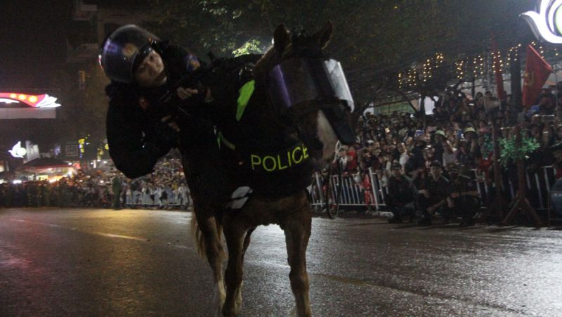 Cảnh s&aacute;t cơ động điều khiển ngựa chạy đại nghi&ecirc;ng người sử dụng s&uacute;ng AK.