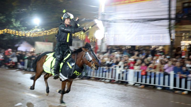 Điều khiển ngựa chạy đại kết hợp thao t&aacute;c sử dụng c&ocirc;ng cụ hỗ trợ.