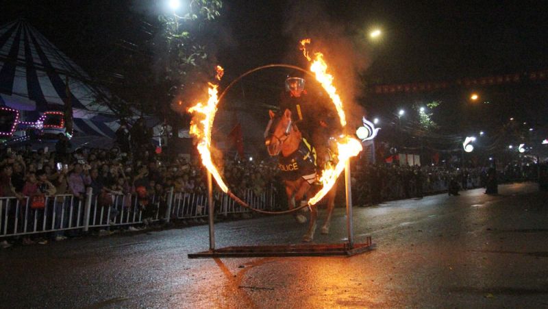 Điều khiển ngựa vượt quan v&ograve;ng lửa