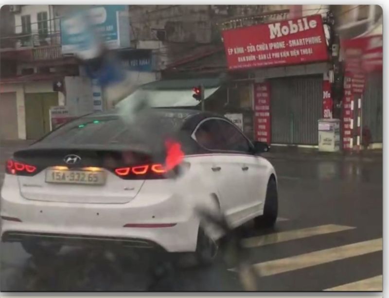Hình ảnh chiếc xe vi phạm tín hiệu đèn được người dân chụp lại và phản ánh đến lãnh đạo thành phố