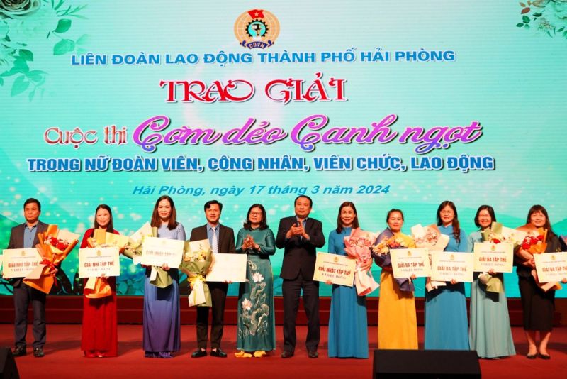 Đồng chí Nguyễn Anh Tuân, Chủ tịch Liên đoàn Lao động thành phố trao giải cho các tập thể tích cực tham gia Cuộc thi.
