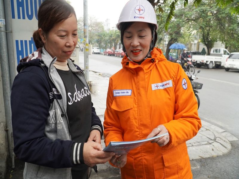 Công nhân Công ty Điện lực Quảng Ninh tuyên truyền hưởng ứng Giờ Trái đất năm 2024
