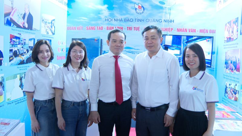 Phó Thủ tướng Chính phủ Trần Lưu Quang thăm gian trưng bày Báo chí của Hội Nhà báo tỉnh Quảng Ninh.