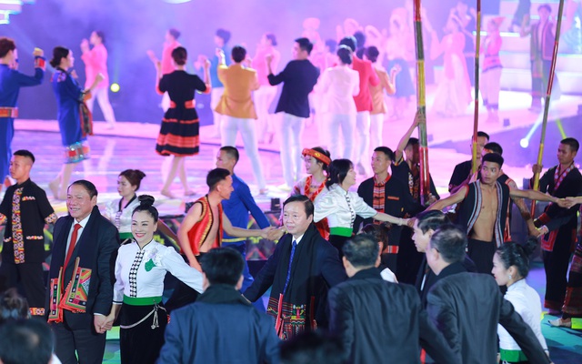 Phó Thủ tướng Trần Hồng Hà cùng tham gia điệu xoè Thái tại lễ khai mạc - Ảnh: VGP/Minh Khôi