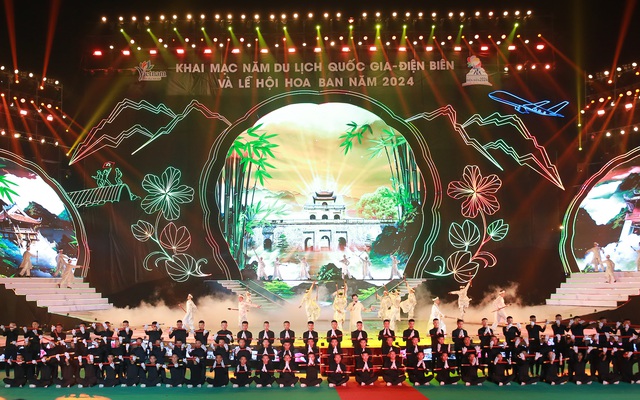 Chương trình văn nghệ đặc sắc tại Lễ khai mạc Năm du lịch Quốc gia - Điện Biên 2024 thu hút hàng nghìn người dân, du khách - Ảnh: VGP/Minh Khôi