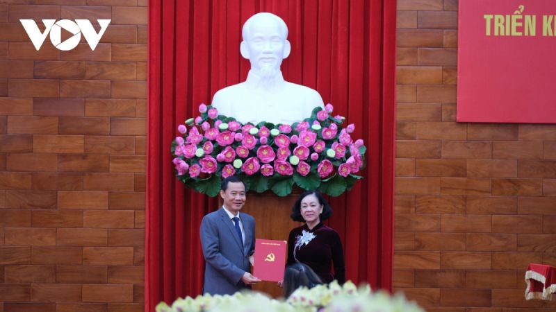 Thường trực Ban Bí thư, Trưởng Ban Tổ chức Trung ương Trương Thị Mai trao quyết định điều động ông Nguyễn Thái Học giữ chức Quyền Bí thư Tỉnh ủy Lâm Đồng