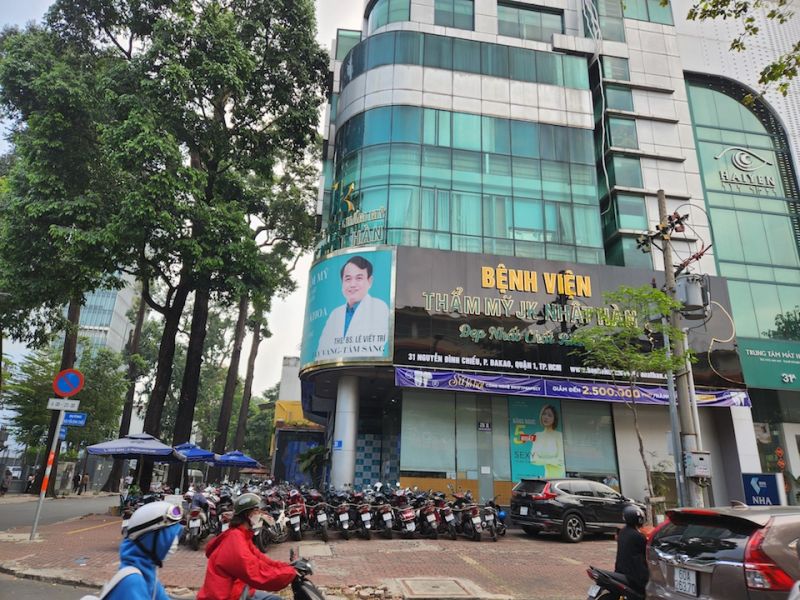 Trụ sở Bệnh viện thẩm mỹ JK Nhật Hàn ở địa chỉ 31 Nguyễn Đình Chiểu, phường Đa Kao, quận 1, TP. Hồ Chí Minh