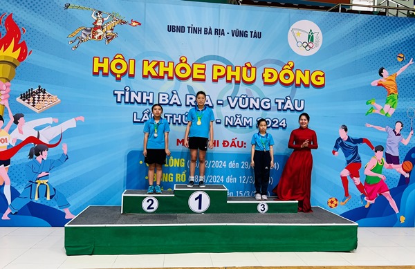 Trao huy chương vàng cho em Đào Hương Lan nội dung đơn nữ và đồng đội nữ cấp tiểu học (đứng giữa)