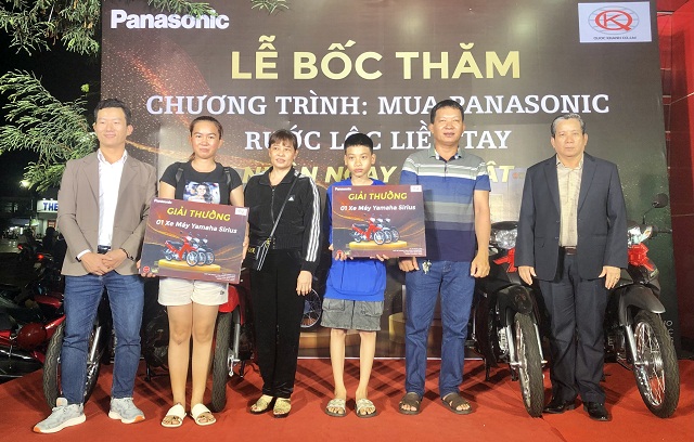 Ông Hàng Văn Nghĩa (bìa phải) và ông Nguyễn Trịnh Anh Việt (bìa trái) chụp ảnh lưu niệm với các khách hàng trúng giải. Ảnh: V.H