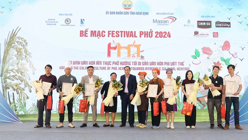 Ban tổ chức trao giấy chứng nhận tham gia Festival Phở 2024 cho đại diện các thương hiệu phở trên cả nước.