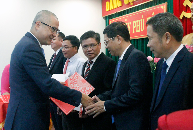 Bí thư Tỉnh ủy Phú Yên Phạm Đại Dương trao quyết định điều động bổ nhiệm.