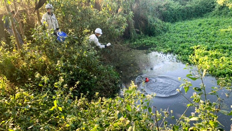 Cán bộ Trung tâm Quan trắc TNMT Bắc Giang lấy mẫu nước nghi ô nhiễm tại xã Long Sơn (Sơn Động) về phân tích.
