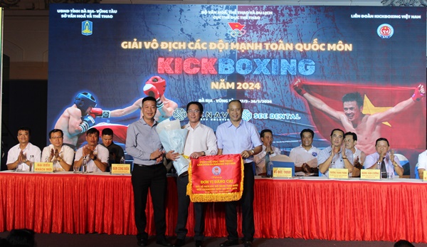 Liên đoàn Kickboxing Việt Nam (Cục Thể dục Thể thao) trao tặng cờ lưu niệm cho đơn vị đăng cai