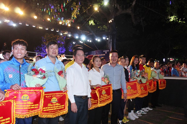 Ông Huỳnh Đức Dũng, Phó giám đốc Sở VH-TT tỉnh BR-VT (Trường ban tổ chức) cùng đại diện Liên đoàn Kickboxing Việt Nam tặng hoa và cờ lưu niệm cho các đoàn VĐV