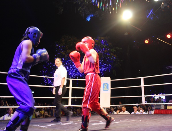 Trận đấu giữa võ sĩ Lê Thị Nhi (Gia Lai, áo đỏ)đương kim vô địch SEA Games 32 và võ sĩ Bùi Thị Trúc (Nghệ An) ở hạng cân 52kg