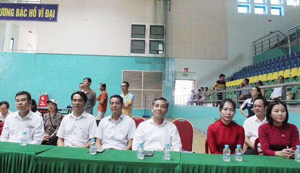 Ông Nguyễn Kế Toại, Phó GĐ Sở GD&ĐT tỉnh BR-VT dự lễ trao giải (người thứ tư từ trái qua phải)