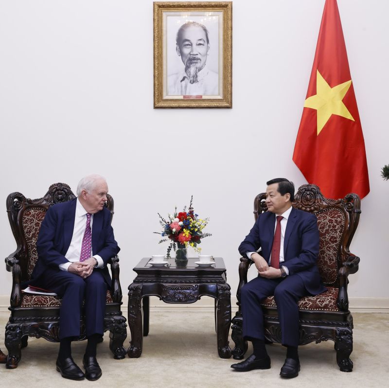 Phó Thủ tướng Lê Minh Khái đánh giá cao Giáo sư Thomas Vallely đã có nhiều đóng góp quan trọng trong thúc đẩy quan hệ Việt Nam - Hoa Kỳ. Ảnh VGP
