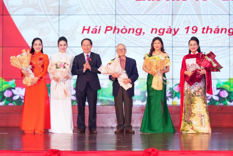 Đồng chí Lê Tiến Châu, Bí thư Thành ủy, tặng hoa chúc mừng các nghệ sĩ.