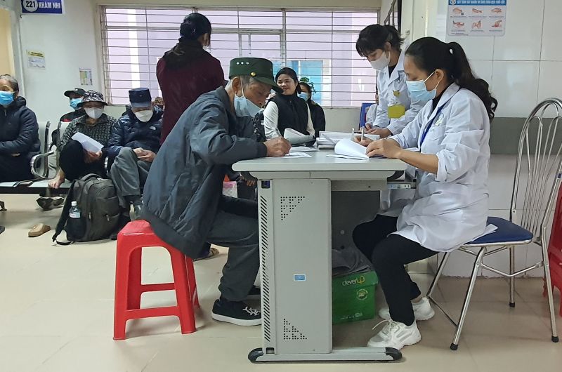 Nhân viên y tế Bệnh viện Đa khoa Bắc Ninh hướng dẫn người dân thủ tục khám chữa bệnh