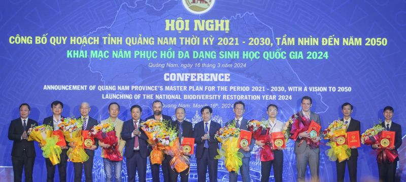 Đại diện Lãnh đạo THACO INDUSTRIES và THILOGI nhận Quyết định chấp thuận chủ trương đầu tư của tỉnh Quảng Nam