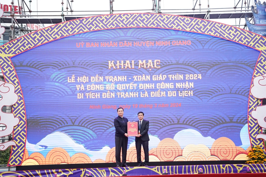 Chủ tịch UBND tỉnh Hải Dương đã trao quyết định của UBND tỉnh Hải Dương công nhận di tích kiến trúc nghệ thuật đền Tranh, xã Đồng Tâm là điểm du lịch