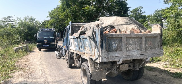 Đỉnh điểm nhất l&agrave; v&agrave;o trưa 29/1, h&agrave;ng chục chuyến xe chở r&aacute;c rưởi, x&agrave; bần tr&agrave;n v&agrave;o đường Đồng Tr&iacute; 7 rồi hạ th&ugrave;ng đổ thẳng xuống khu đất trống