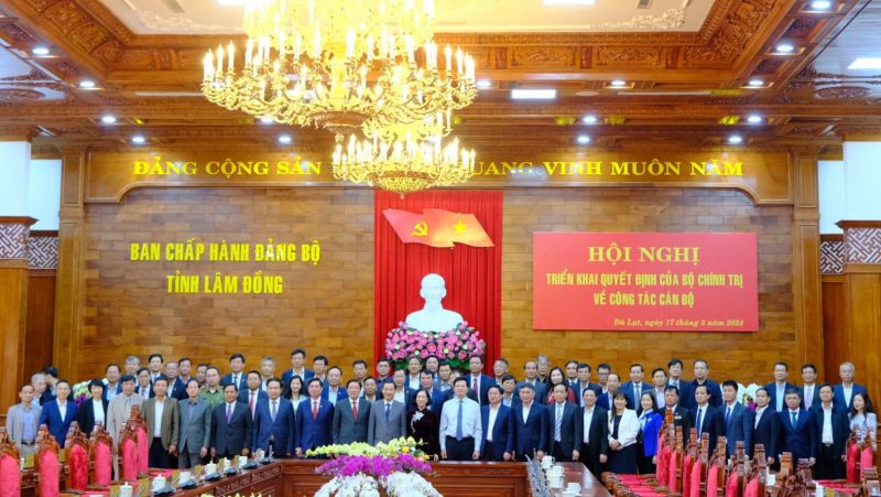Các đại biểu chúc mừng đồng chí Nguyễn Thái Học, Quyền Bí thư Tỉnh ủy Lâm Đồng.