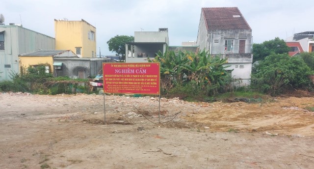 L&atilde;nh đạo Phường H&ograve;a Kh&aacute;nh Nam đ&atilde; cho dựng biển b&aacute;o