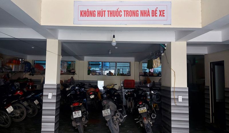 Khu vực để xe của công nhân tại nhà trọ gia đình anh Trần Thế Cường. Khu vực để xe của công nhân tại nhà trọ gia đình anh Trần Thế Cường.