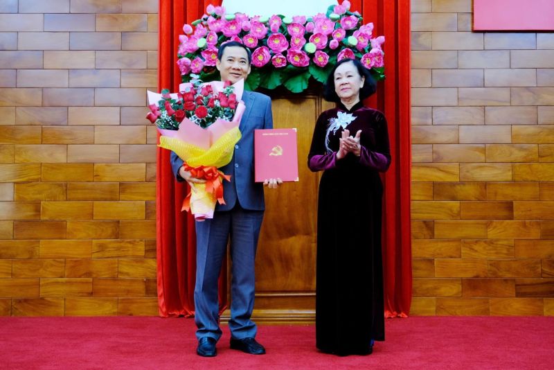 Đồng chí Trương Thị Mai trao quyết định và chúc mừng đồng chí Nguyễn Thái Học.