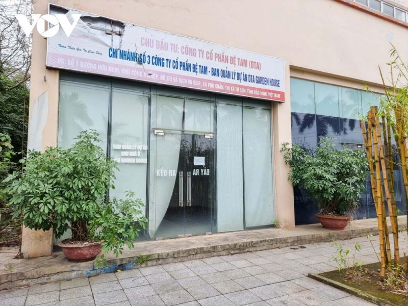rụ sở làm việc của Công ty Cổ phần Đệ Tam nằm trong Khu đô thị và dịch vụ VSIP Bắc Ninh đã ngừng hoạt động giao dịch, bỏ hoang sau thời gian dài