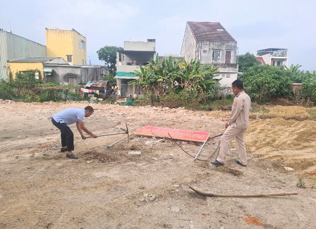 Lực lượng chức năng dựng biển b&aacute;o