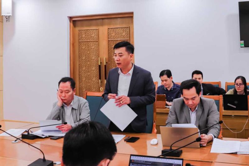 Lãnh đạo Sở Tài nguyên và Môi trường Quảng Ninh báo cáo việc tiếp nhận và tổ chức thẩm định hồ sơ giao khu vực biển.
