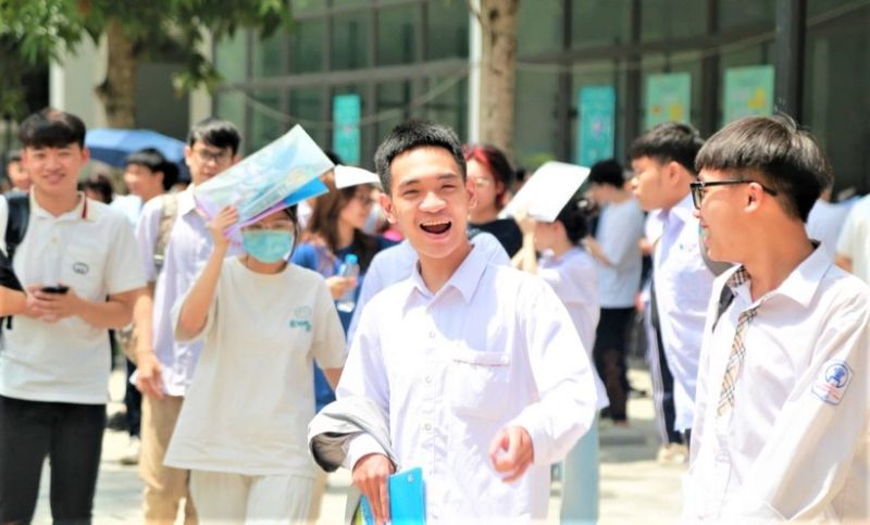 Niềm vui của thí sinh Hà Nội sau khi hoàn thành phần thi tổ hợp Kỳ thi tốt nghiệp THPT 2023.