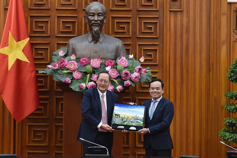 Phó Thủ tướng Trần Lưu Quang tặng qua lưu niệm Bộ trưởng thứ hai Bộ Công Thương Singapore Tan See Leng - Ảnh: VGP/Hải Minh