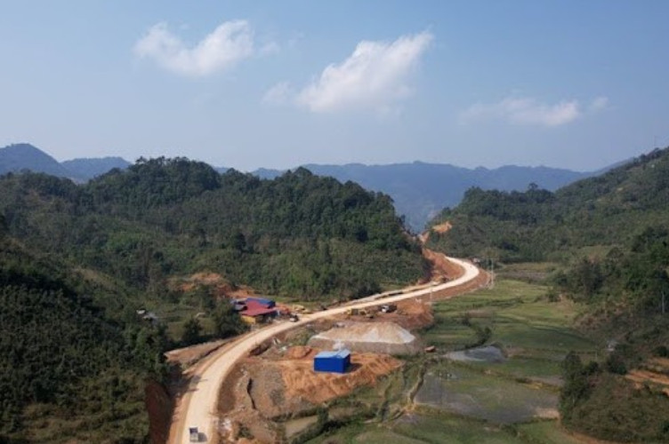 Đoạn đường từ huyện Ba Bể, tỉnh Bắc Kạn kết nối sang huyện Na Hang, tỉnh Tuyên Quang có tổng chiều dài khoảng 40 km