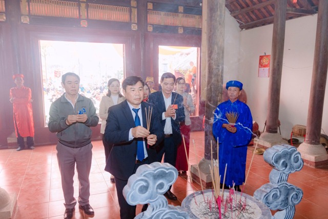 Lãnh đạo địa phương cùng các đại biểu dâng hương tại chính điện Đền Hào Kiệt.