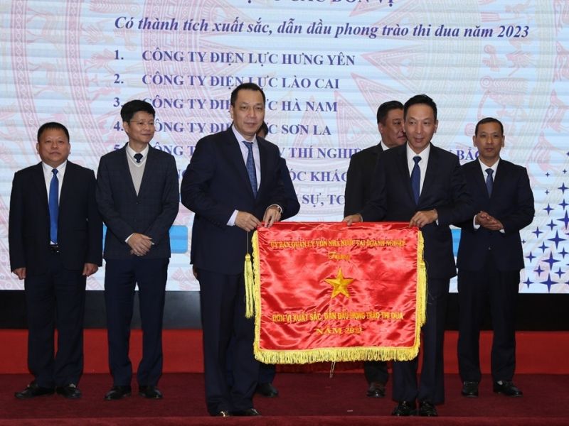 Công ty Điện lực Lào Cai nhận cờ thi đua của UB quản lý vốn Nhà nước