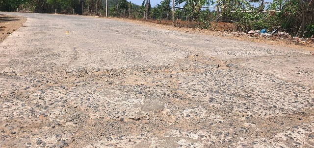 Mặt đường bị nứt gãy, bong tróc, lộ ra nhiều đá răm. Mặt đường bị nứt gãy, bong tróc, lộ ra nhiều đá răm.
