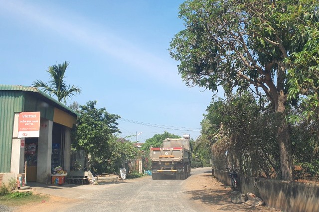 Vì sao xe quá trọng tải cho phép vẫn lưu thông trên đường dân sinh?