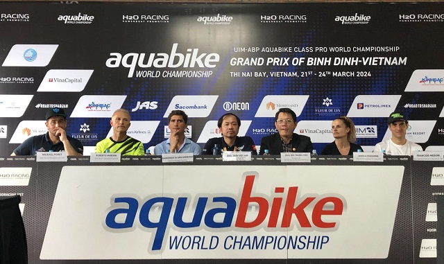 B&agrave;n chủ tọa buổi họp b&aacute;o. Ảnh: V.H