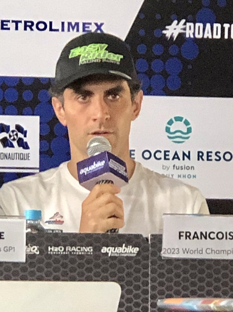 Tay đua Francois Medori trả lời c&acirc;u hỏi của c&aacute;c nh&agrave; b&aacute;o. Ảnh: V.H