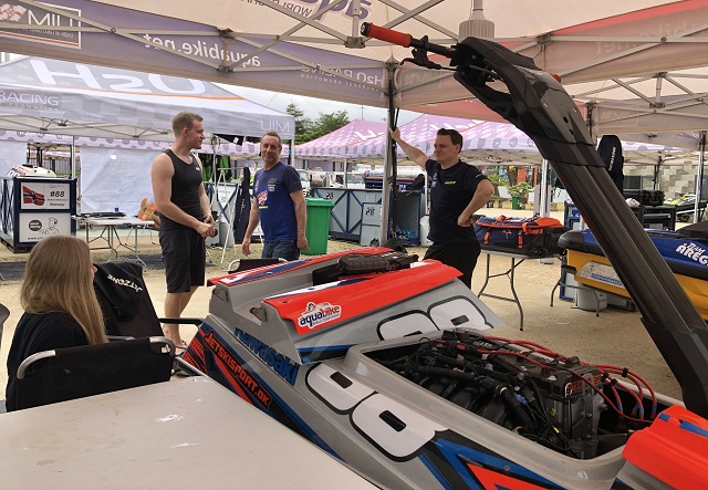 C&aacute;c kỹ thuật vi&ecirc;n v&agrave; VĐV đang chăm s&oacute;c m&ocirc; t&ocirc;. Ảnh: Viết Hiền