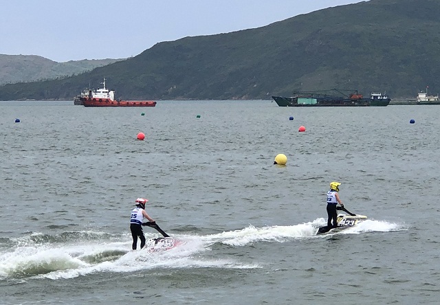 C&aacute;c tay đua đang nỗ lực tập luyện tr&ecirc;n đầm Thị Nại. Ảnh: V.H