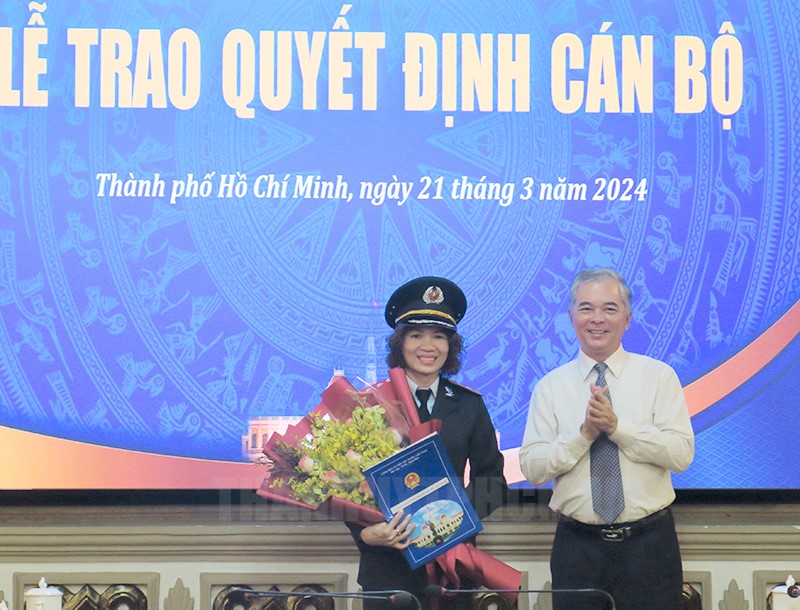 Phó Chủ tịch UBND TPHCM Ngô Minh Châu trao quyết định cho đồng chí Đinh Thị Thu