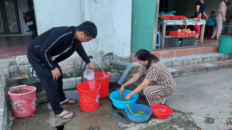 Người dân thôn Khe Sâu (xã Nam Sơn, huyện Ba Chẽ) sử dụng nước sạch từ công trình cấp nước tập trung.
