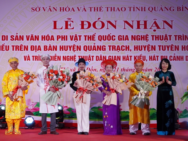 Lãnh đạo Sở VH-TT tặng hoa chúc mừng các câu lạc bộ Hát Kiều.